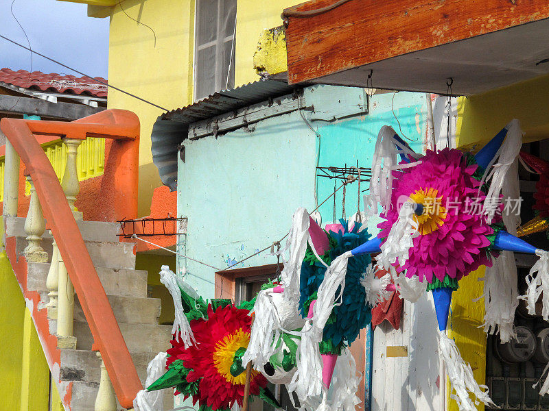 彩色的皮纳塔和店面，加勒比岛Isla Mujeres，墨西哥